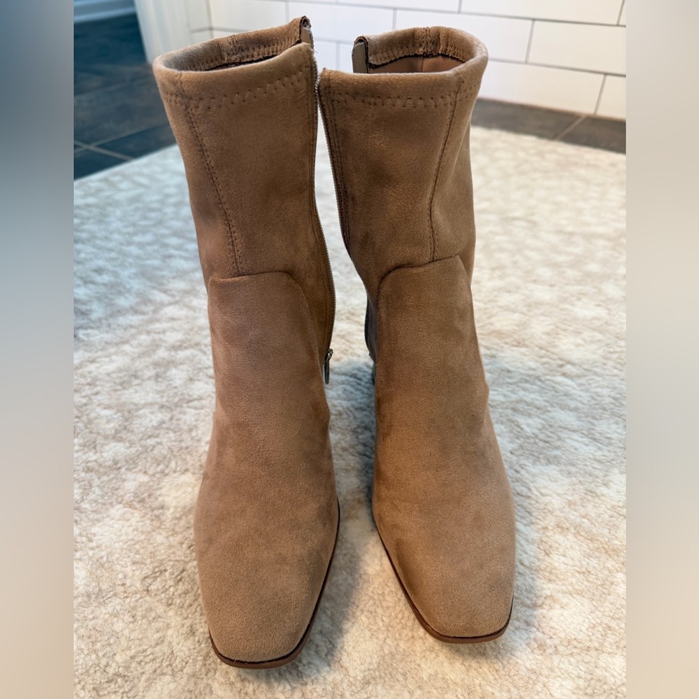 Beige suede Dolce Vita Ankle bootie’s